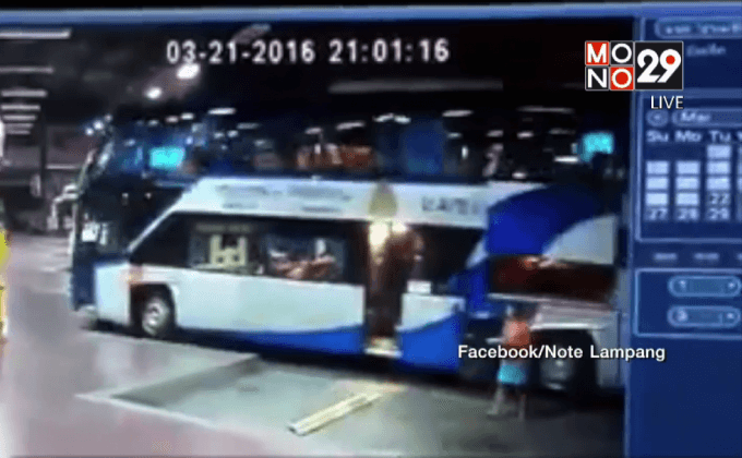 ระทึก! รถทัวร์พุ่งชนที่พักผู้โดยสารลำปาง