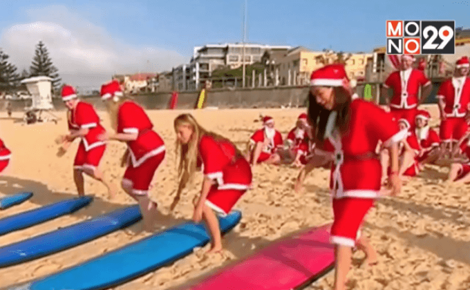 ซานตาคลอสเล่นกระดานโต้คลื่นในออสเตรเลีย