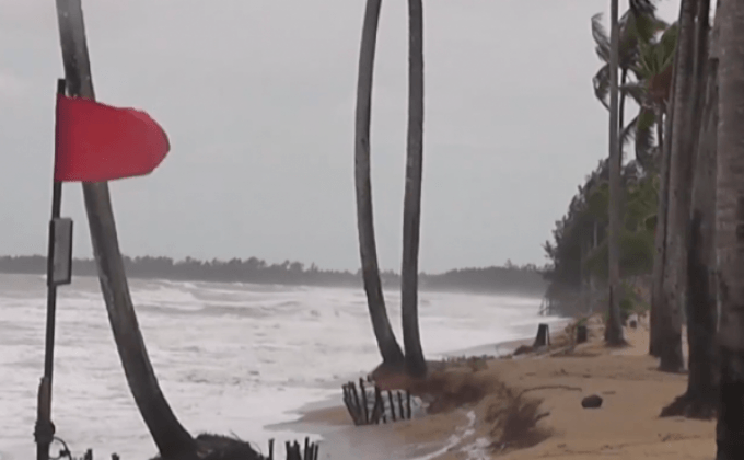 “ปักธงแดง” เตือนนักท่องเที่ยวห้ามลงทะเล