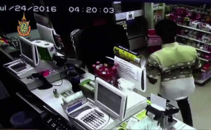 วัยรุ่นรุมทำร้ายหนุ่มต่างถิ่นในร้านสะดวกซื้อ