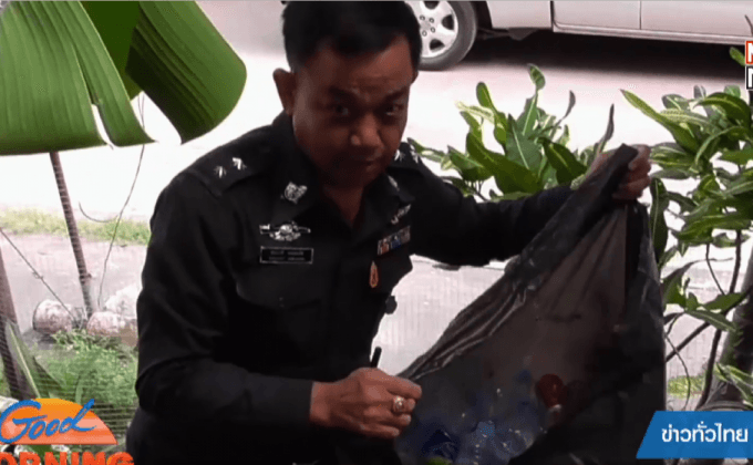 ตำรวจต้นแบบพอเพียง เก็บขวดขายหารายได้เสริม