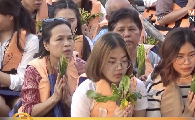 เวียนเทียนกลางน้ำ “กว๊านพะเยา” สุดคึกคัก