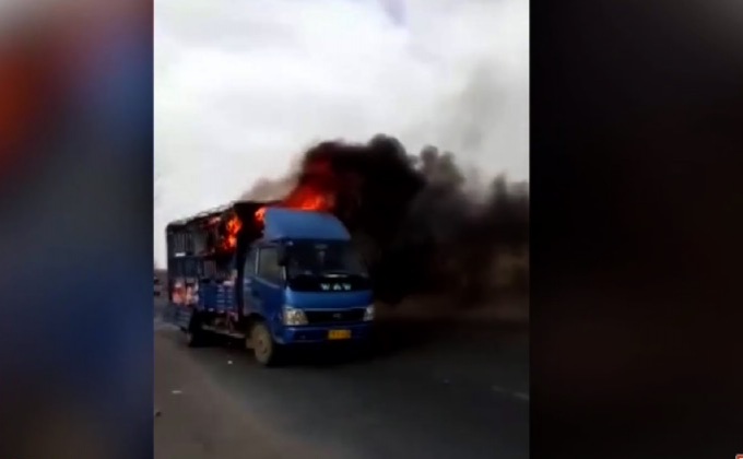 คู่รักชาวจีนขับรถที่ถูกไฟไหม้ออกห่างปั๊ม