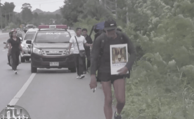 ชาวต่างชาติเดินเท้าเข้ากรุง ลงนามแสดงความไว้อาลัย