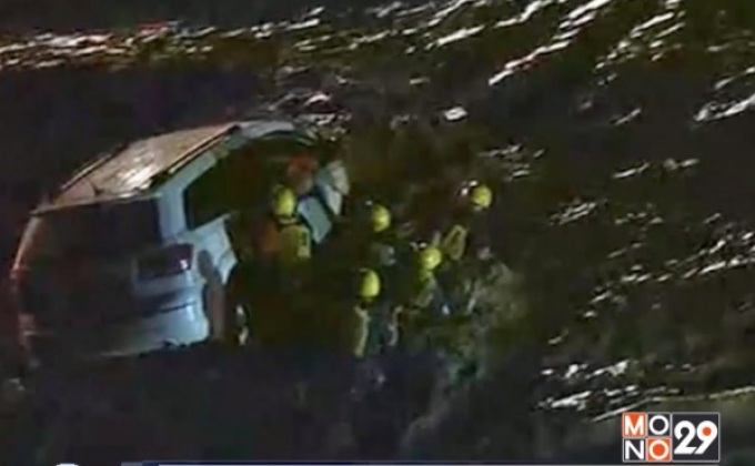ช่วยเหลือชายติดอยู่ในรถกลางแม่น้ำในสหรัฐฯ