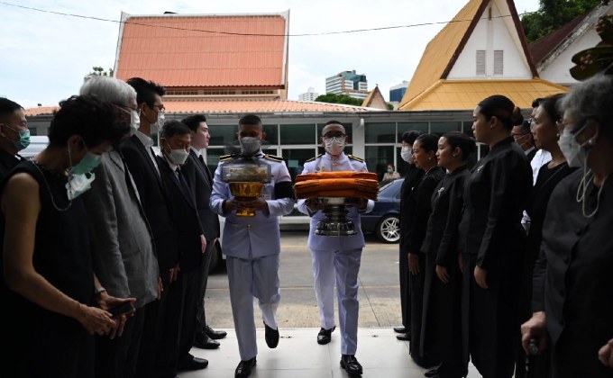 พระบาทสมเด็จพระเจ้าอยู่หัว พระราชทานเพลิงศพ ศาสตราจารย์ นายแพทย์ อุดมศิลป์ ศรีแสงนาม ณ วัดธาตุทอง