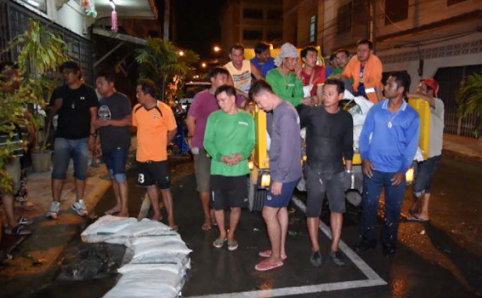 น้ำเริ่มเข้าท่วมตัวเมืองเพชรบุรีแล้ว