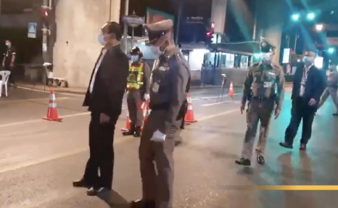 นายกฯ ตรวจด่านเคอร์ฟิว ให้กำลังใจเจ้าหน้าที่