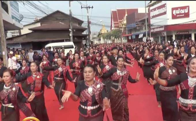 มหกรรมโปงลางยิ่งใหญ่ สไบผ้าไหมแพรวา กว่า 30 ล้านบาท