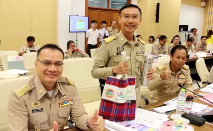 ข้าราชการเดินแบบหิ้วถุงผ้า-พกปิ่นโต ลดโลกร้อน