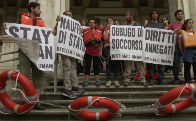 นักเคลื่อนไหวล่ามโซ่ตัวเองประท้วงนโยบายผู้อพยพอิตาลี