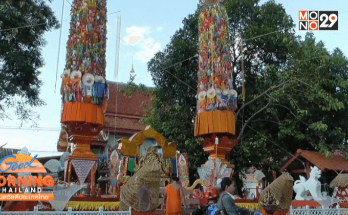 พระสงฆ์-ชาวบ้าน ร่วมสร้างต้นสลากย้อมสูงกว่า 10 เมตร