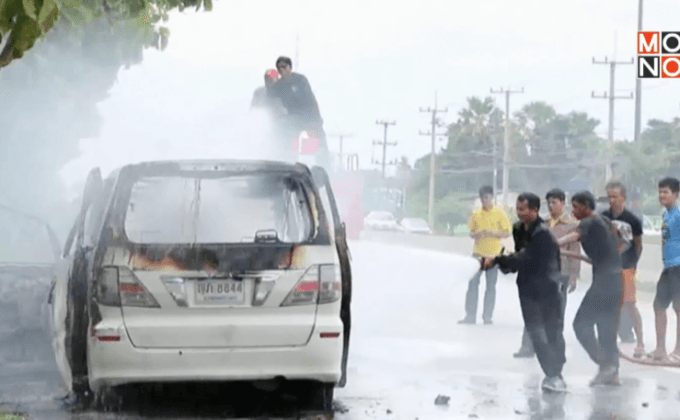 ไฟไหม้รถยนต์ทั้งคันบนถนนเพชรเกษม