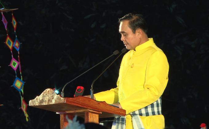 นายกฯ เปิดงานแห่เทียนพรรษา จ.อุบลราชธานี