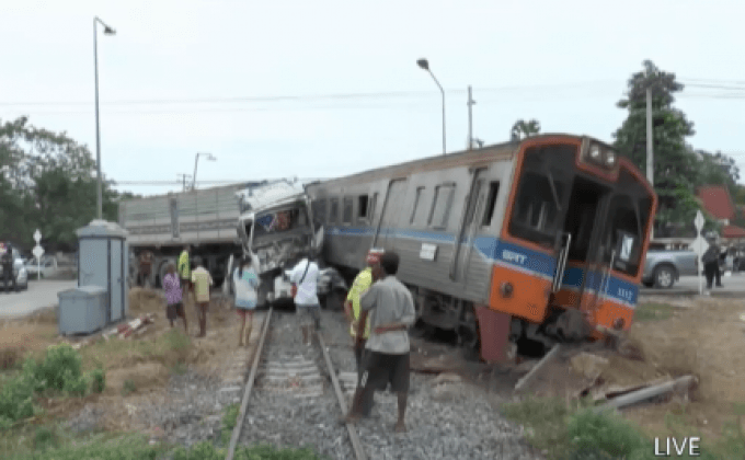 รถพ่วงชนรถไฟ เจ็บ 3 คน