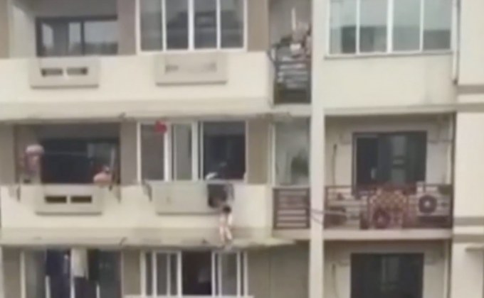 นาทีระทึก ฮีโร่ช่วยเด็กจีนพลัดตกตึก