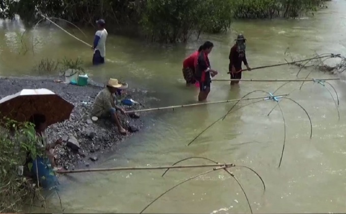 ระดับน้ำในอำเภอเมืองจังหวัดตรังยังท่วมสูง