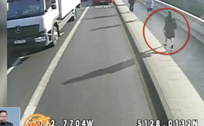 เผยภาพนักวิ่งผลักผู้หญิงจนเกือบถูกรถบัสทับ