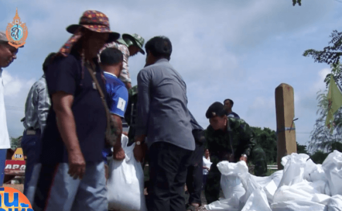 อบต.บึงชำอ้อ เร่งสร้างแนวคันกั้นนำ้