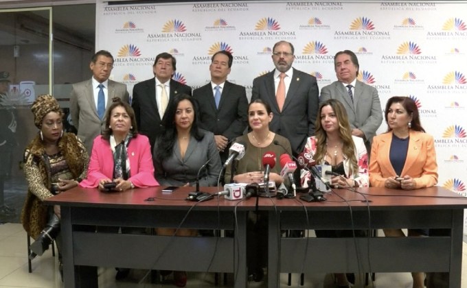 นักการเมืองเอกวาดอร์เรียกร้องถอดสัญชาติ “จูเลียน อัสซานจ์”