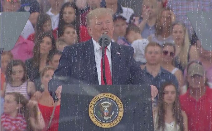 ทรัมป์ยกย่องวีรชนอเมริกันเนื่องในวันชาติ