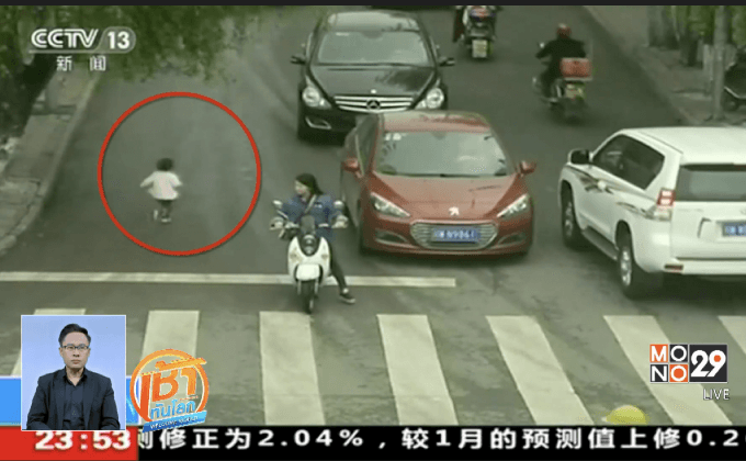 เด็กหญิงจีนรอดปาฏิหาริย์หลังรถ 2 คันแล่นทับ