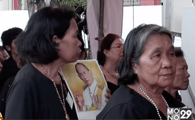 ประชาชนหลั่งไหลเข้าสักการะพระบรมศพไม่ขาดสาย