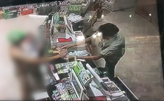 รวบชายแก้ผ้า 3 คน ตระเวนซื้อของร้านสะดวกซื้อ