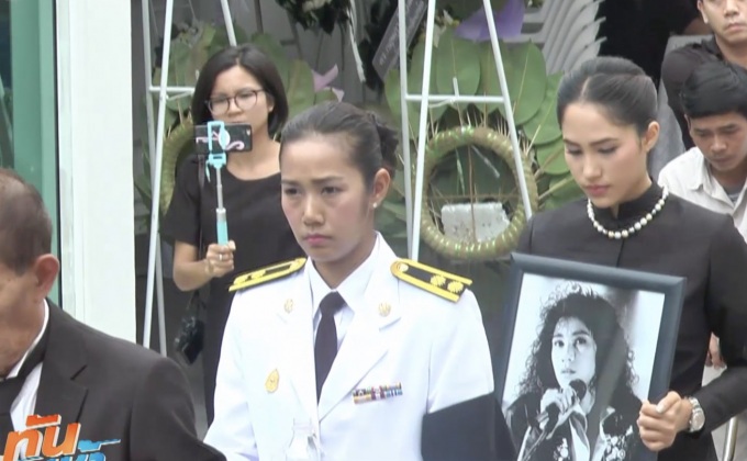พระราชทานเพลิงศพ “แหวน ฐิติมา” ปันปันกล่าวอาลัยแม่