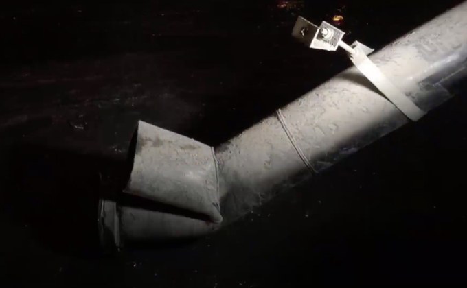 ท่อระบายน้ำสะพานยกระดับพระราม 9 ร่วงกลางถนน