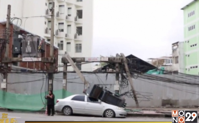 หม้อแปลงไฟฟ้าขนาดใหญ่ร่วงทับรถยนต์