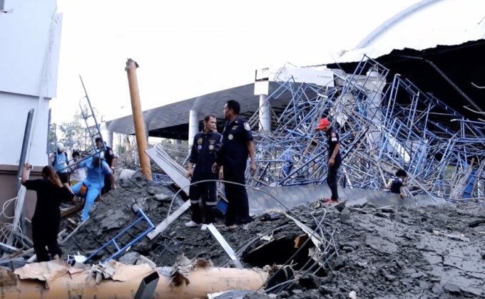 สะพานเชื่อมอาคาร อบจ.ตราด ถล่ม เจ็บนับ 10