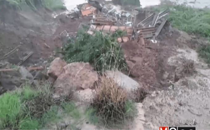 พิจิตรดินสไลด์ดึงบ้านพังลงแม่น้ำน่าน