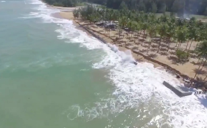 ชายฝั่งเขาหลัก จ.พังงา ถูกคลื่นกัดเซาะหลายสิบเมตร