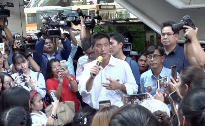 “ธนาธร” ยืนยันไม่ได้พาโรมหลบหนี เตรียมพบ ตร.ตามหมายเรียก