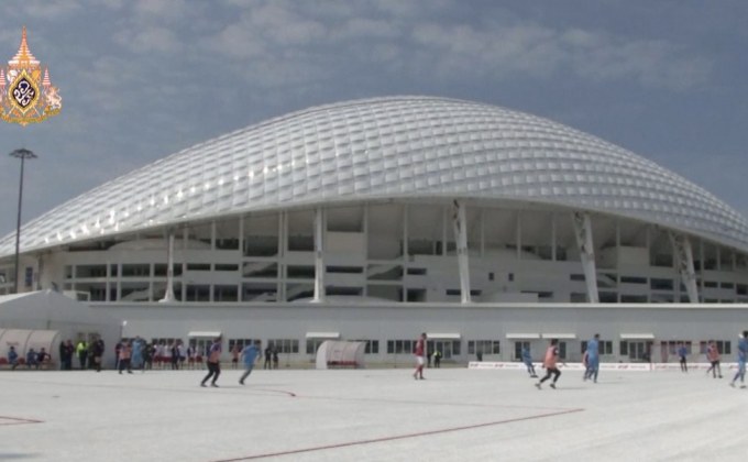 สนามฟุตบอลจากแก้วเบียร์พลาสติกรีไซเคิล