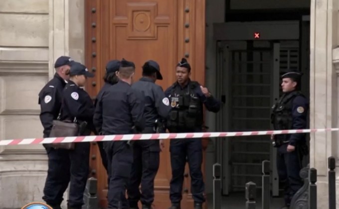 คนร้ายสังหารตำรวจ 4 นายในสำนักงานที่ฝรั่งเศส