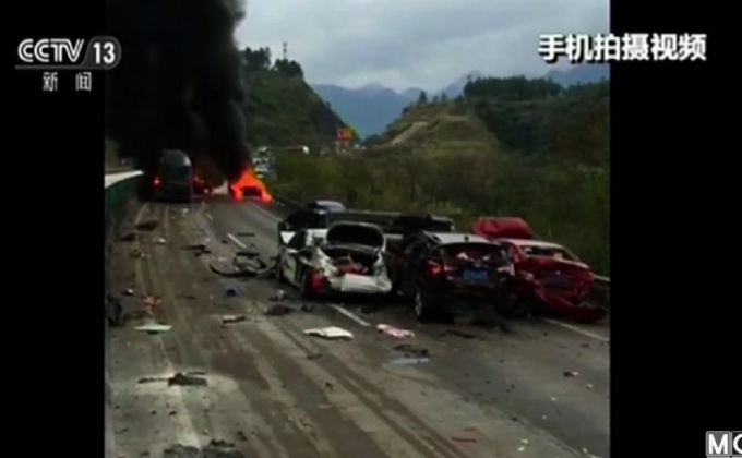 รถบรรทุกเสียหลักชนรถยนต์หลายคันในจีน