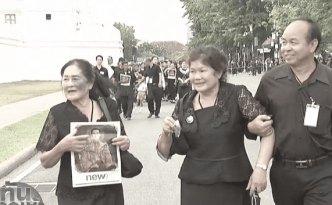 ประชาชนยังหลั่งไหลเข้าสักการะพระบรมศพ เนืองแน่น