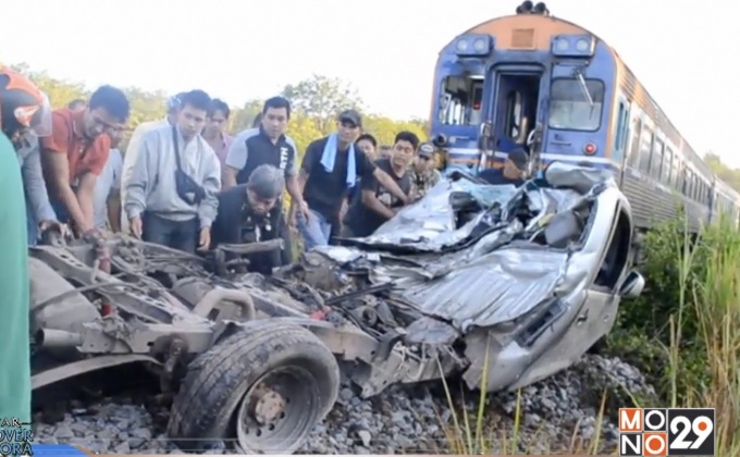 รถไฟชนกระบะบริเวณจุดตัด จ.ชุมพร คนขับรอด