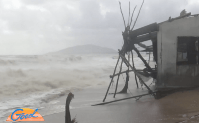 ชาวบ้านเดือดร้อนจากคลื่นมรสุมซัดเข้าฝั่งต่อเนื่อง