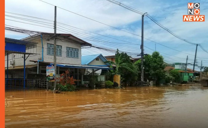 ฝนถล่มนครพนม! ถนนกลายเป็นคลองส่งน้ำ ทะลักเข้าท่วมบ้านเรือนเสียหาย