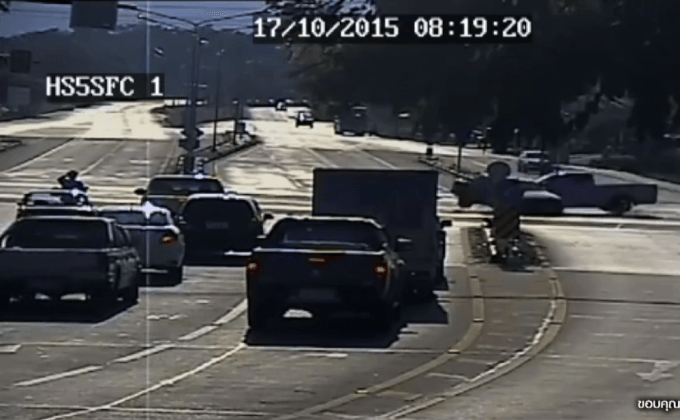 รถกู้ภัยฝ่าไฟแดงชนกลางสี่แยกเมืองลำปาง