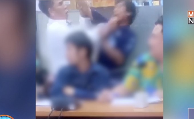 ว่อนโซเชียล คลิปปลัด อบต. วางมวยกลางที่ประชุม