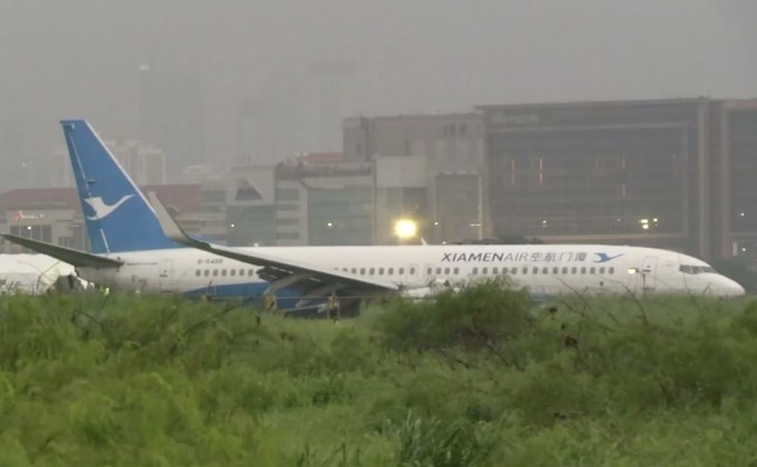 เครื่องบินของสายการบินจีนไถลออกนอกรันเวย์
