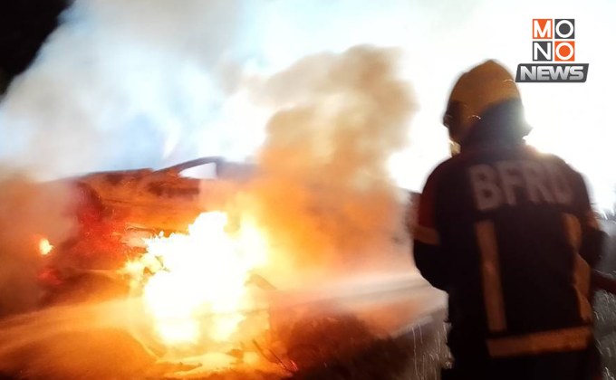 ไฟคลอกเฟอรารี่-เบนซ์ หลังชนสนั่นกลางดึกที่พุทธมณฑล