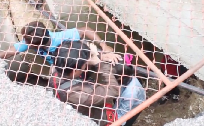 ชาวกัมพูชามุดท่อระบายน้ำข้ามกลับประเทศ