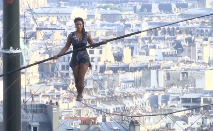 นักไต่ลวดสาวโชว์ผาดโผนในกรุงปารีส