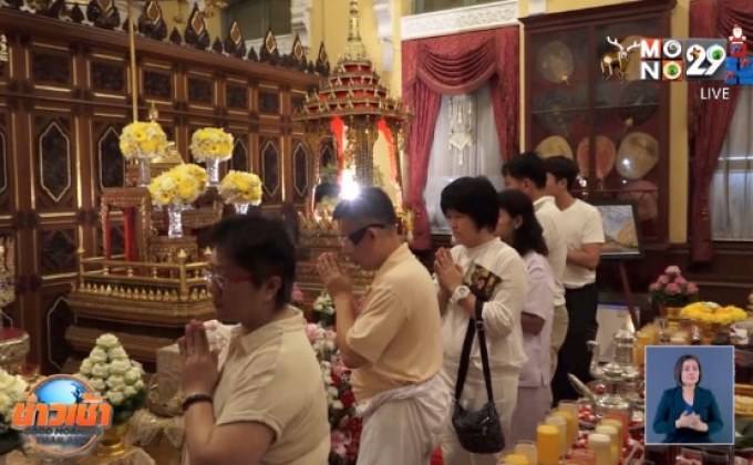 ประชาชนสักการะพระบรมเกศาธาตุ