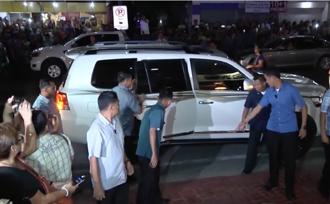 “ดูเตอร์เต” ร่วมงานศพผู้เสียชีวิตเหตุโจมตีคาสิโน